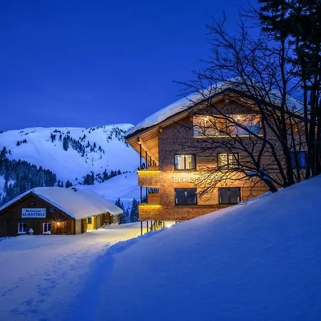 Almstueble Bergfrieden فندق
